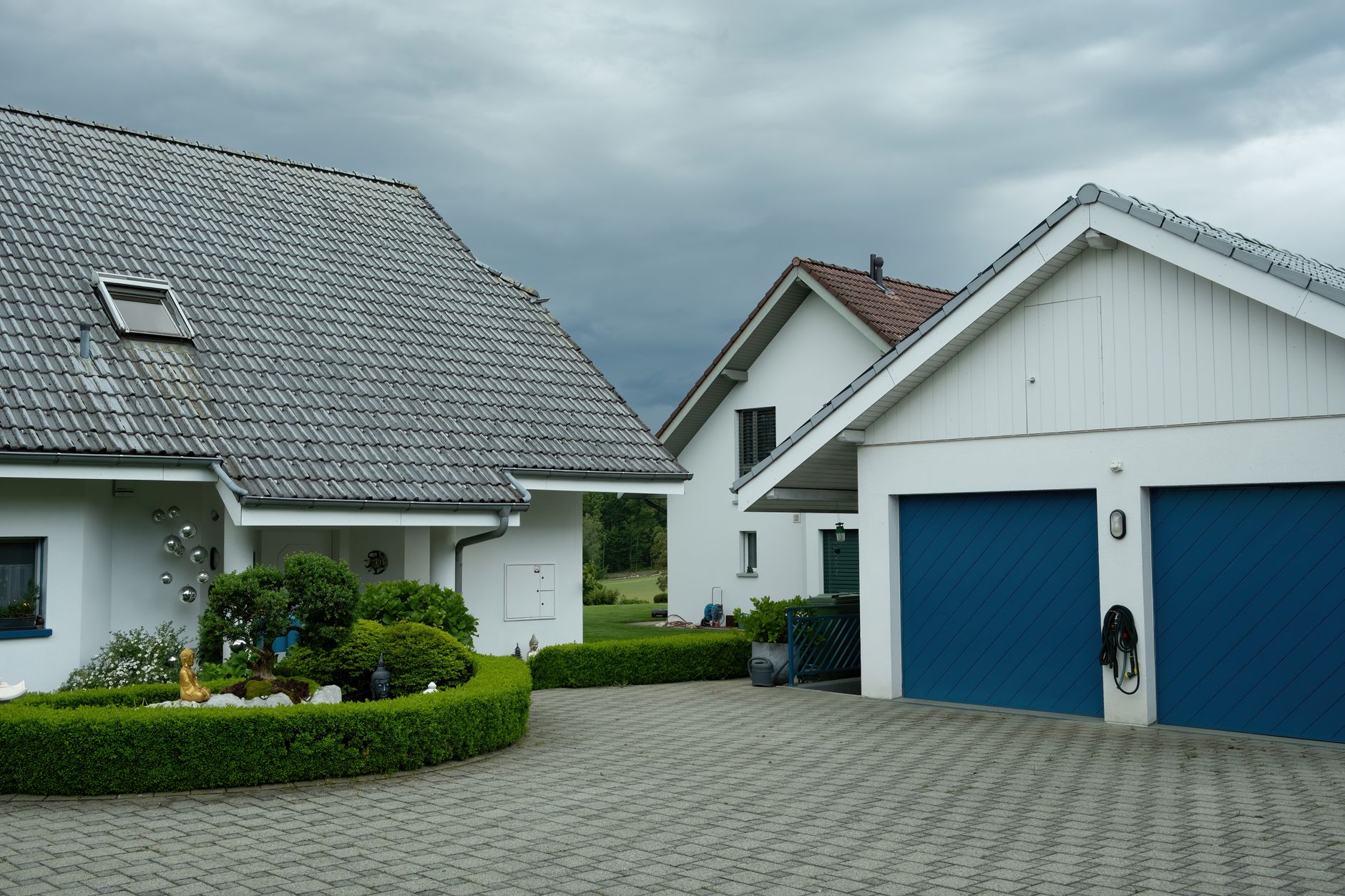 Kertes családi házak egy csendes utcában