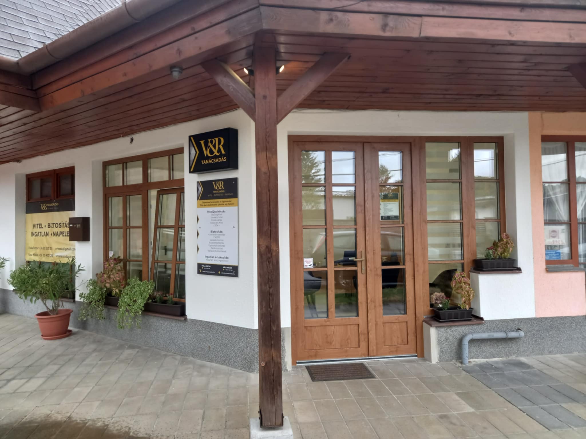 A V&R Tanácsadás irodájának bejárata a mosonmagyaróvári Gulyás Lajos utcában