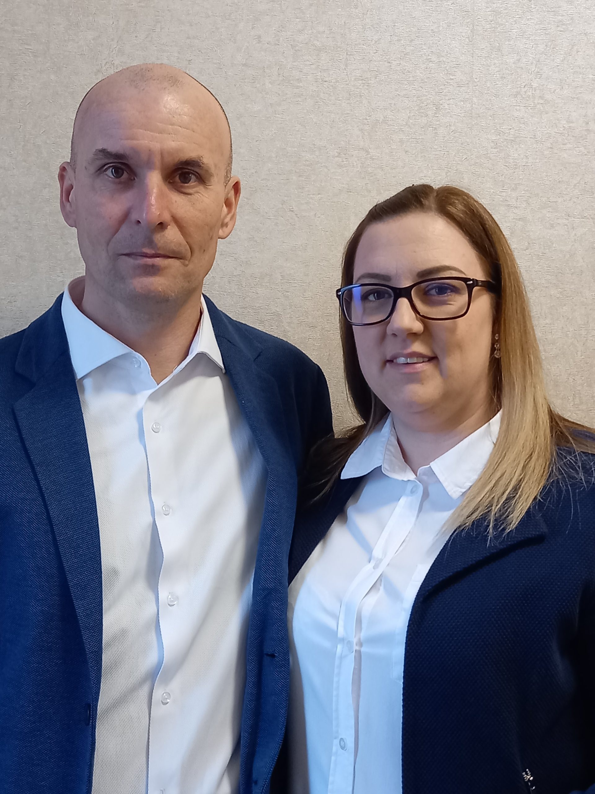 Munkatársak dokumentumokat egyeztetnek az irodában